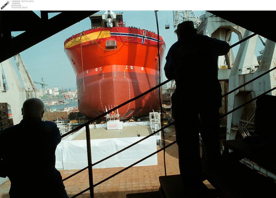 Dos trabajadores de La Naval de Sestao observan la botadura del petrolero Jorunn Knutsen en 1999. 