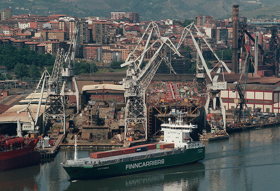 Un buque mercante surcando la ría a la altura del astillero en 1999. 