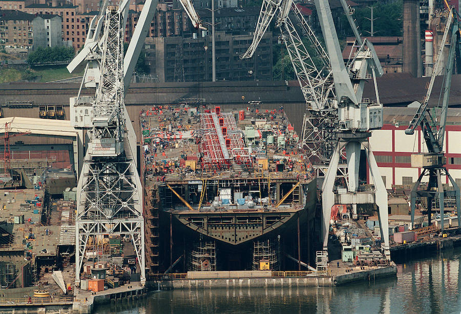 Un buque mercante surcando la ría a la altura del astillero en 1999. 