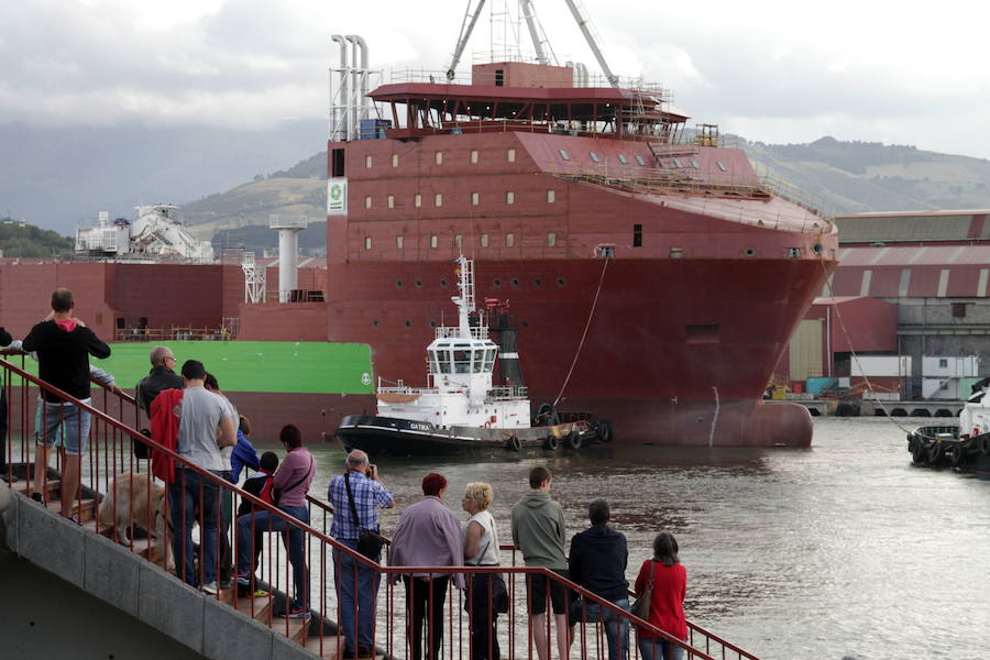 El 'Living Stone', cuya botadura fue el pasado mes de octubre, es uno de los cuatro barcos que están en construcción en La Naval. Esta embarcación, destinada a la instalación de cables submarinos, aún requiere entre seis y siete meses de trabajo para estar terminado.