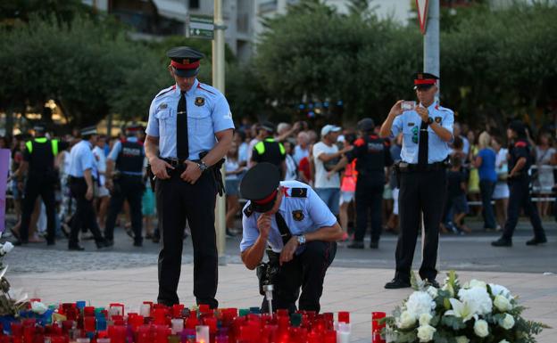 Agentes de los Mossos D'Esquadra en el homenaje a las víctimas de La Rambla.