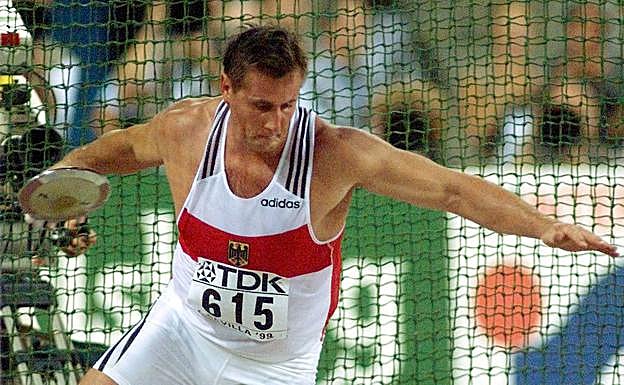 Imagen principal - Jürgen Schult (disco masculino en 1986), Natalya Lisovskaya (pedo femenino en 1987) y Jackie Joyner-Kersee (heptatlón femenino en 1988).