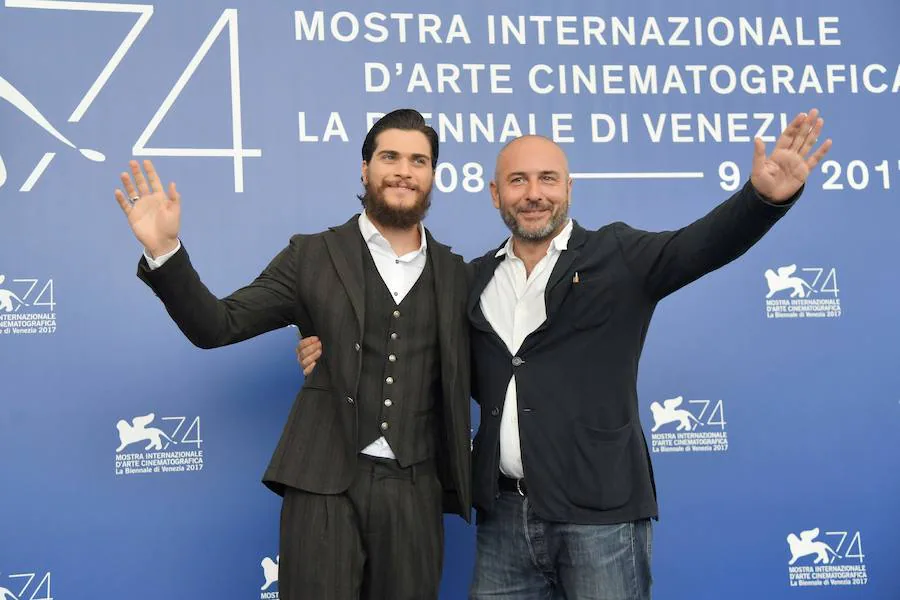 El actor Alessio Lapice y el director de cine italiano Bruno Oliviero.