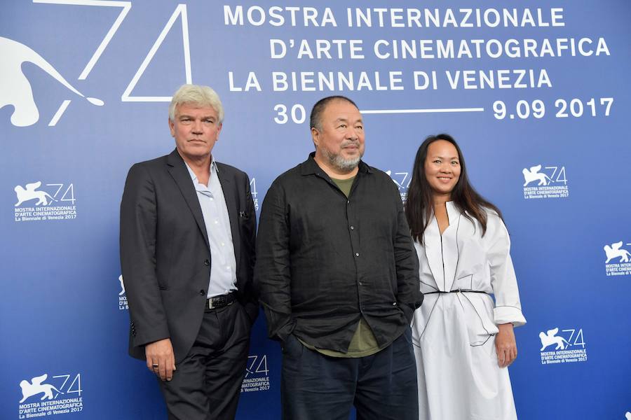 El artista chino y productor Ai Weiwei (centro) junto a los productores Chin-Chin Yap y Heino Deckert.