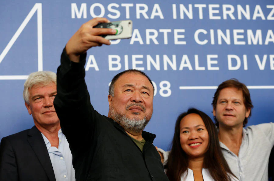 El artista chino y productor Ai Weiwei toma un selfie en la presentación de 'Human Flow'.