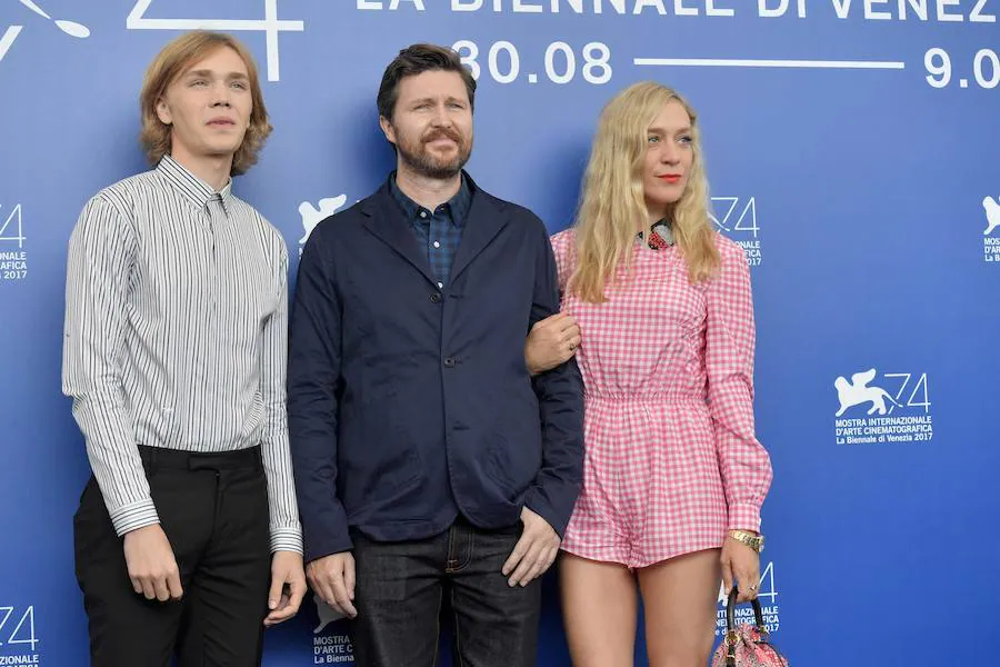 Los actores Charlie Plummer y Chloe Sevigny junto al director Andrew Haigh (centro).