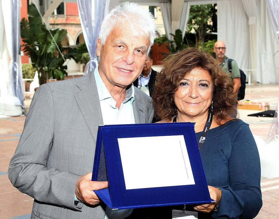 El actor italiano Michele Placido y la periodista y presidenta del SNGCI, Laura Delli Colli posan con el premio Pietro Bianchi 2017, otorgardo anualmente por el Sindicato Nacional Periodistas Cinematográficos (SNGCI) en colaboración con el festival.