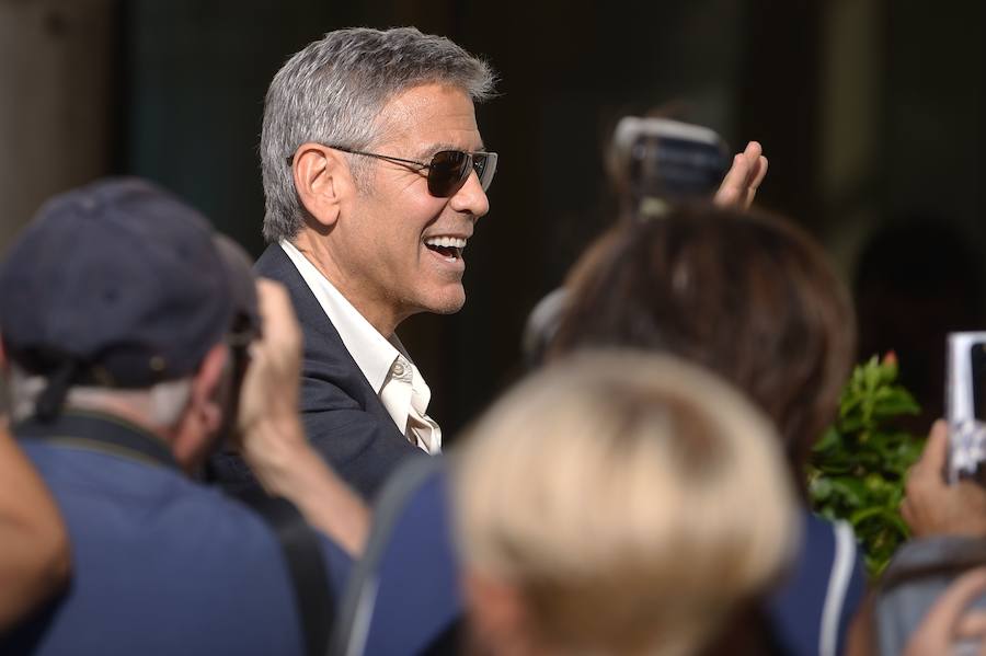 George Clooney saluda a los fans.