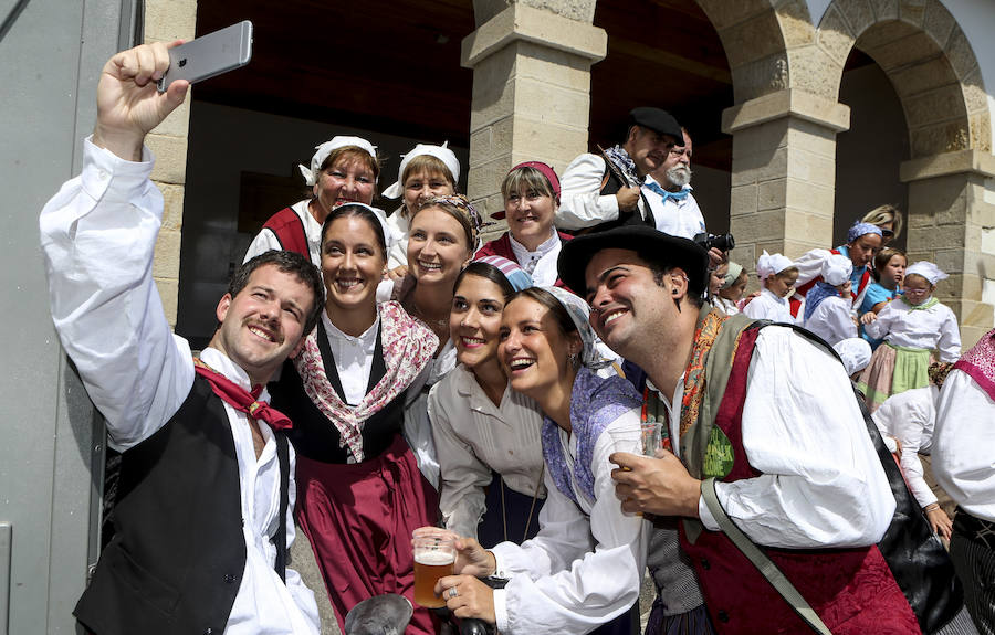 Un centenar de vecinos participan en la muestra de trajes típicos, uno de los actos estelares de los 'San Antolines'