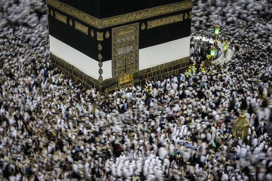 Más de dos millones de musulmanes han llegado a Arabia Saudí para participar en el 'hach', la peregrinación anual a la ciudad santa. Algunos fieles descansan en el Monte Arafat durante el camino.