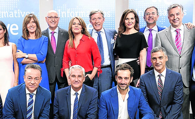 iFoto de familía de los presentadores de los informativos de TVE. 