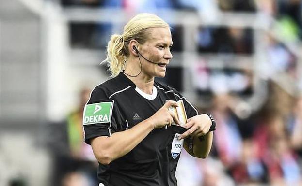 La árbitra Bibiana Steinhaus, durante un partido. 