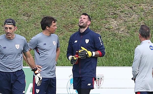 Herrerín se duele de los balonazos sufridos en el entrenamiento. 
