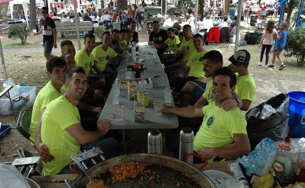Integrantes de Indorr Kontact Sport participaron en la comida de cuadrillas. 