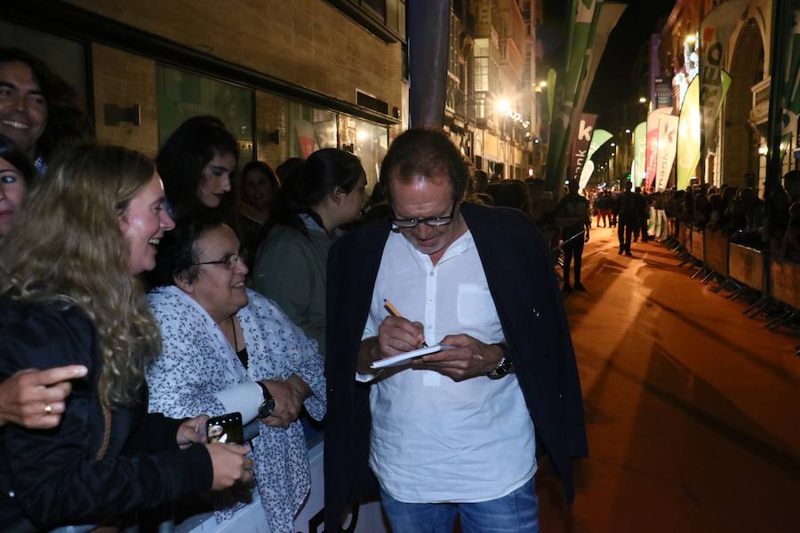 &#039;El Ministerio del tiempo&#039;, pasa por la alfombra naranja de Vitoria