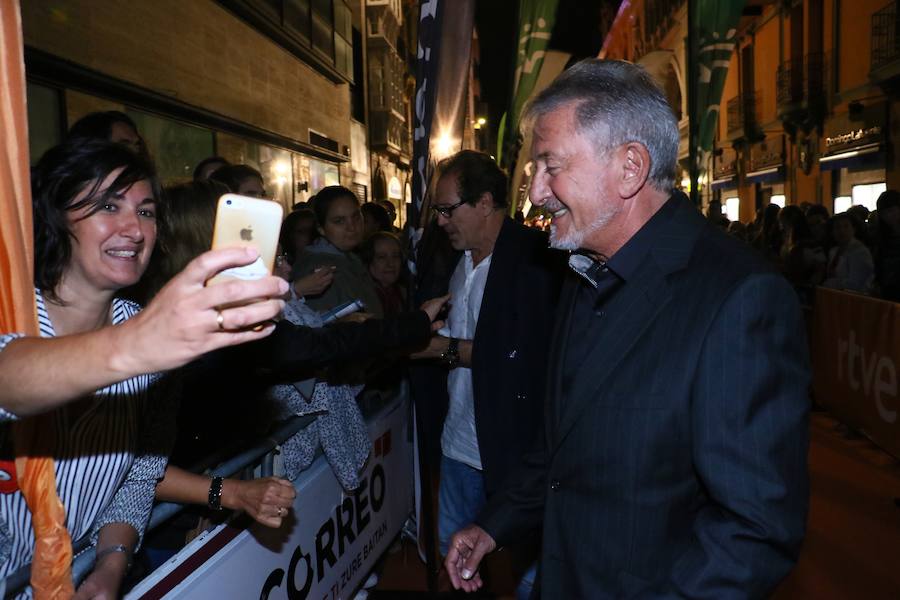 &#039;El Ministerio del tiempo&#039;, pasa por la alfombra naranja de Vitoria