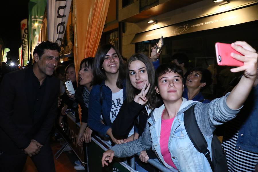 &#039;El Ministerio del tiempo&#039;, pasa por la alfombra naranja de Vitoria