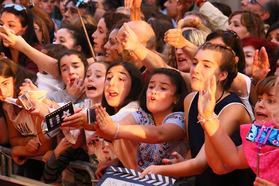 &#039;Velvet Colección&#039; desata la locura en la alfombra naranja del FesTVal