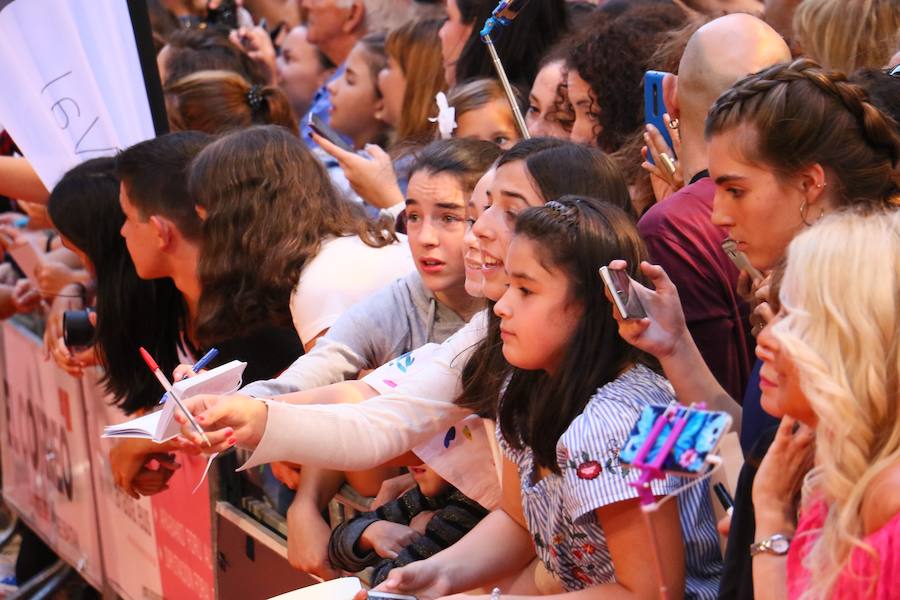 &#039;Velvet Colección&#039; desata la locura en la alfombra naranja del FesTVal