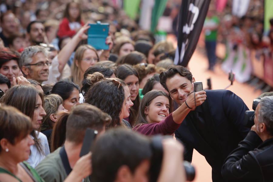 &#039;Velvet Colección&#039; desata la locura en la alfombra naranja del FesTVal