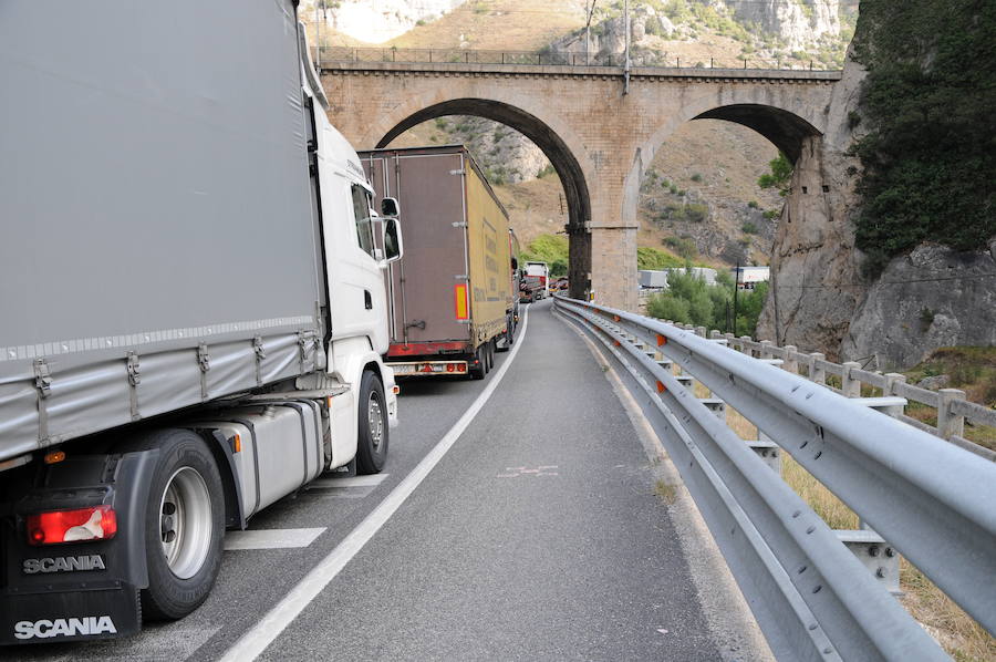 Las víctimas son de origen francés. El suceso ha ocurrido en la N-1 al colisionar su coche con un camión