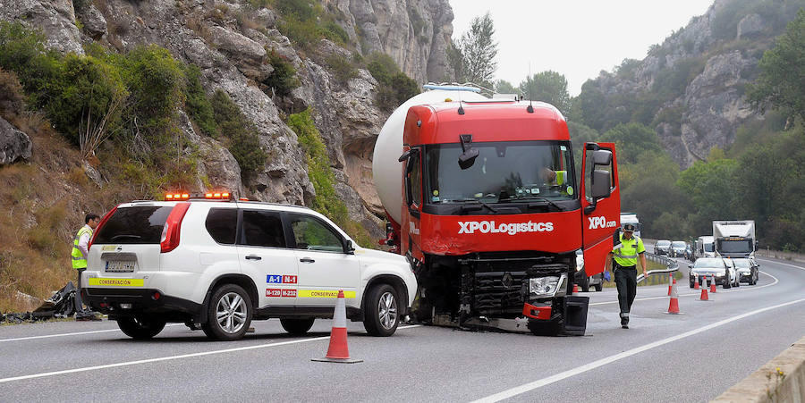 Las víctimas son de origen francés. El suceso ha ocurrido en la N-1 al colisionar su coche con un camión