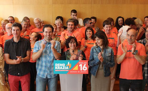 Los portavoces Angel Oiarbide, Zelai Nikolas y Karmele Olabarrieta, junto a simpatizantes de la plataforma vasca por el derecho a decidir.