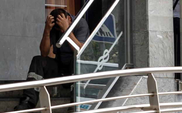 Un trabajador abatido tras conocer la declaración del concurso. 