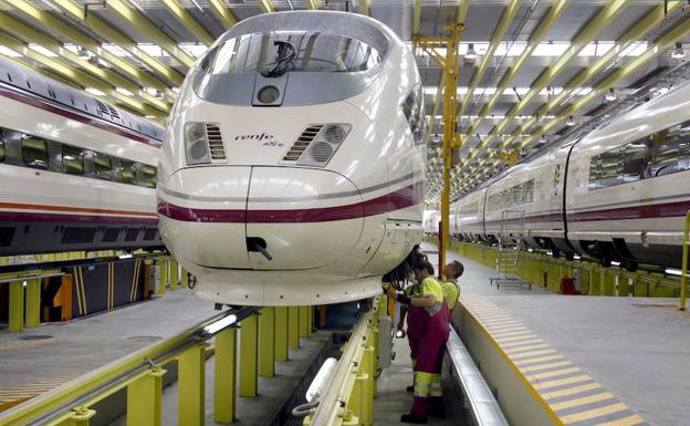 Unos operarios trabajan en las instalaciones de un taller de mantenimiento, 