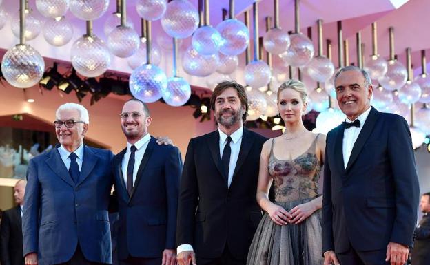 Javier Bardem y Jennifer Lawrence acaparan los focos en Venecia