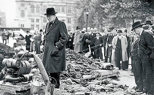 El ‘Premier’ inspecciona el cráter que ha dejado una bomba en Londres, en 1940.