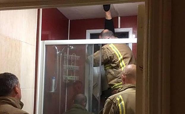 Los bomberos rescatando a la chica.