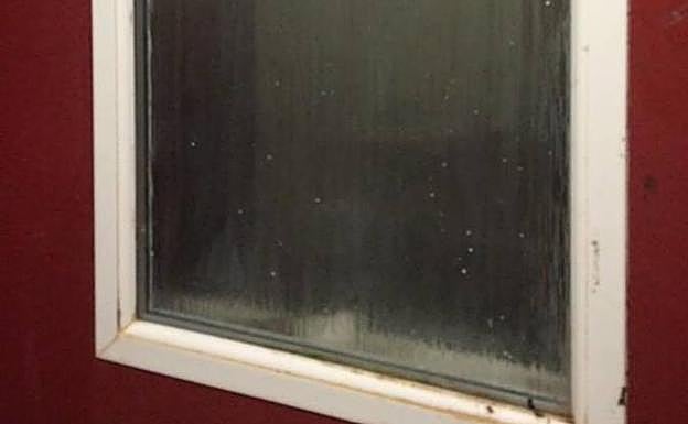 Los excrementos envueltos en papel higiénico en la ventana.