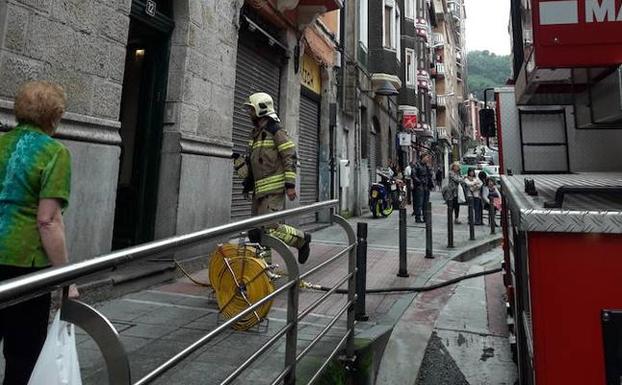 Los bomberos acceden a la vivienda. 