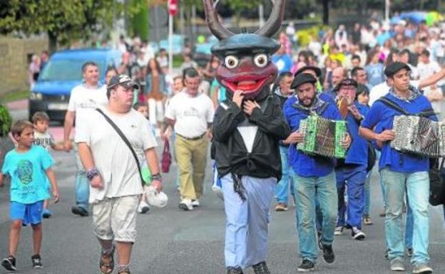 Los trikitilaris de Auspokale, junto al Kakarraldo, encabezaron el desfile. 