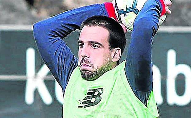 Beñat saca de banda en Lezama.