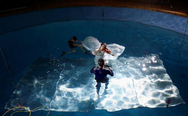 Imagen principal - La última moda en China: sacarse las fotos de boda debajo del agua