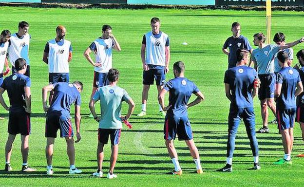 La plantilla rojiblanca atiende las indicaciones de Ziganda en un reciente entrenamiento.