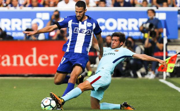 Pedraza intenta salvar la entrada de Sergi Roberto en el último encuentro de Mendizorroza.