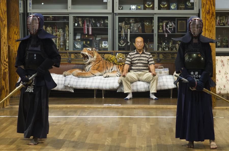 El Kendo es un arte marcial en el que se usan sables de bambú, shinai en japonés, y una armadura protectora, básicos en la técnica del uso del sable y en el entrenamiento espiritual. Los habitantes de Aizuwakamatsu, en la prefectura de Fukushima, Japón, son conocidos por seguir la tradición samurái, cuyas bases siguen siendo enseñadas de maestros a jóvenes locales.
