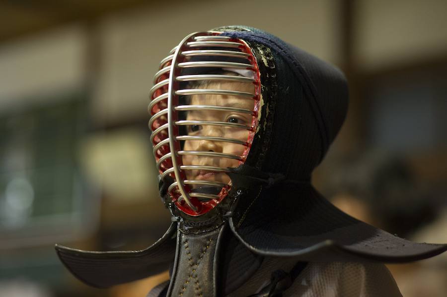 El Kendo es un arte marcial en el que se usan sables de bambú, shinai en japonés, y una armadura protectora, básicos en la técnica del uso del sable y en el entrenamiento espiritual. Los habitantes de Aizuwakamatsu, en la prefectura de Fukushima, Japón, son conocidos por seguir la tradición samurái, cuyas bases siguen siendo enseñadas de maestros a jóvenes locales.