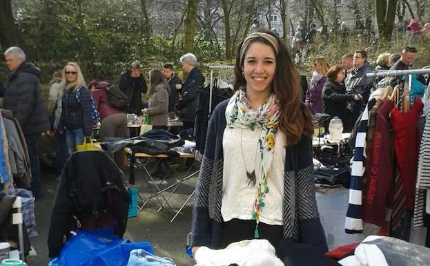 Judit, en un mercadillo de segunda mano en el que participó.