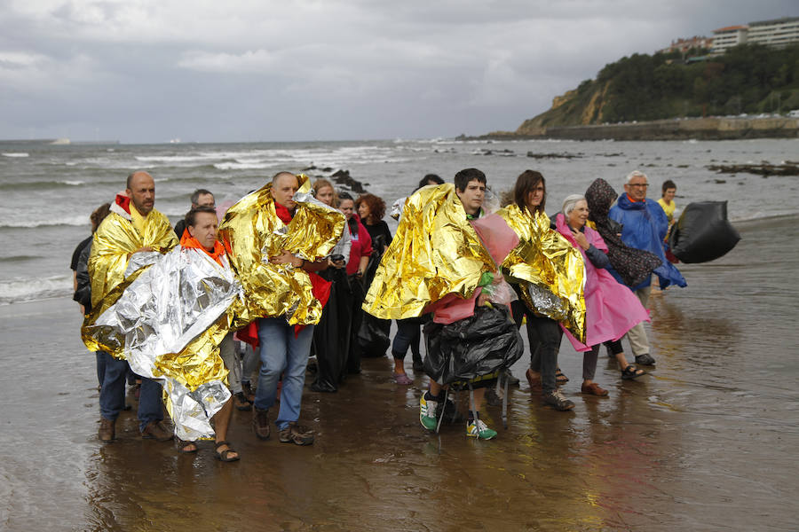 Miembros de Ongi Etorri Errefuxiatuak han recordado hoy en la playa guetxotarra que sólo el año pasado hubo más de 5.000 muertes en el Mediterráneo