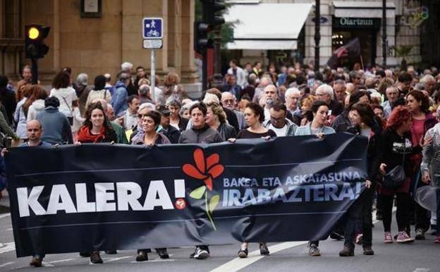 Manifestación en el centro donostiarra. 