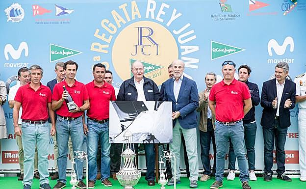 El rey Juan Carlos, protagonista en la entrega de trofeos. 