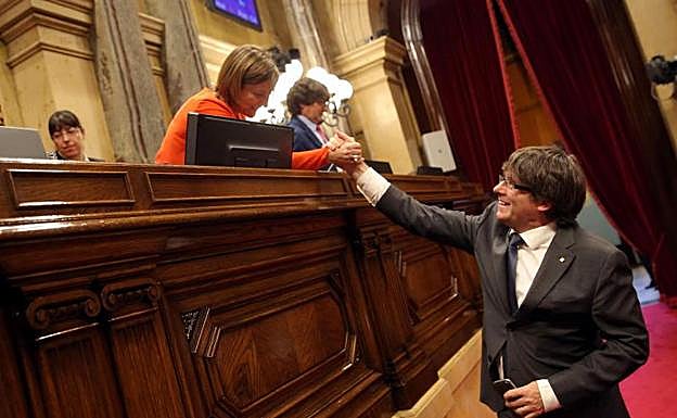 Puigdemont saluda a Forcadell.