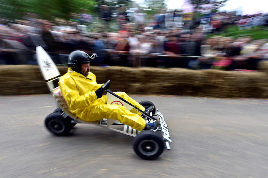 Desde un rinoceronte a un campo de quidditch. Ingeniosos coches sin motor se lanzan cuesta abajo en la competición Red Bull Soapbox Race en la localidad belga de Kluisbergen