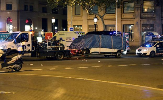 Una grúa retira la furgoneta utilizada en el atentado de Barcelona.
