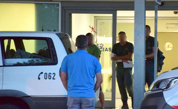 Uno de los heridos abandona el Hospital de San Pedro.