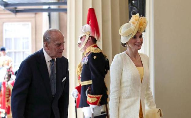 La reina Letizia junto al Duque de Edimburgo. 